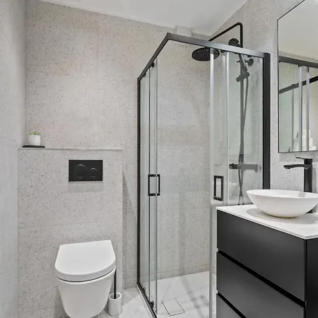 Luminous - Walk To Center Apartment