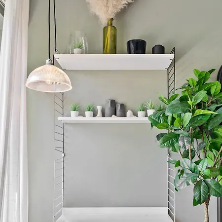 Luminous - Walk To Center Apartment *
