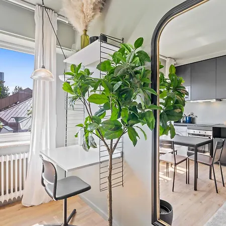 Luminous - Walk To Center Apartment